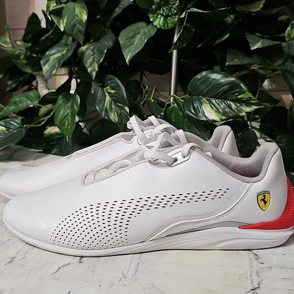 Puma NWOB Ferrari Drift Cat White and Black Sneakers with Sleek Design 10.5M